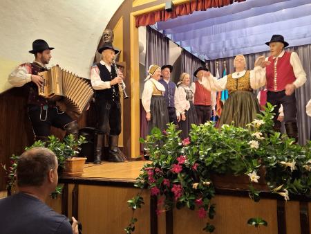 Člani  folklorne skupine iz Cerkelj so s plesi navdušili 